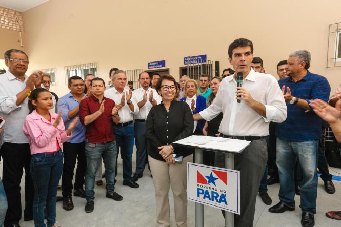 O Governo do Estado, por meio da Secretaria de Estado de Educação (Seduc), entregou mais uma escola totalmente reformada e ampliada para melhor comodidade de professores e alunos. Com mais de 1 mil alunos matriculados nos três turnos, a Escola Estadual de Ensino Fundamental e Médio Jarbas Passarinho, em Belém, iniciou o ano letivo com a entrega da obra de reforma e ampliação de todo o complexo da instituição. A reinauguração do espaço aconteceu na manhã de hoje, 21, com a presença do governador Helder Barbalho, do vice-governador Lúcio Vale, da secretária de educação, professora Leila Freire e de diversas autoridades.

FOTO: WAGNER SANTANA AGÊNCIA / PARÁ
DATA: 21.02.2019
BELÉM - PA <div class='credito_fotos'>Foto: Wagner Santana / Ag. Pará   |   <a href='/midias/2019/originais/0c381e59-25ec-4ad1-a7c3-be3236d5c0fa.jpg' download><i class='fa-solid fa-download'></i> Download</a></div>