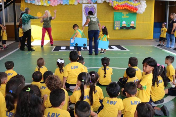 Educação e respeito. É o que  os condutores e pedestres conscientes esperam encontrar no trânsito. Pensando nisso, o Departamento de Trânsito do Estado do Pará (DETRAN/PA) através da Coordenadoria de Educação para o Trânsito ministrou palestras e ações educativas para cerca de 120 crianças, entre e 03 e 05 anos, da Escola de Educação Infantil Jesus (LBV), nesta terça-feira (19).

FOTO: ASCOM / DETRAN
DATA: 19.03.2019
BELÉM - PA <div class='credito_fotos'>Foto: ASCOM / DETRAN   |   <a href='/midias/2019/originais/0c466763-e379-4b1d-a1ac-ebf91892fbca.jpg' download><i class='fa-solid fa-download'></i> Download</a></div>