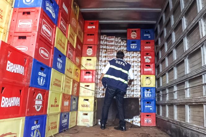Servidores da Secretaria de Estado da Fazenda do Pará, Sefa, apreenderam, no dia 20/02, 35.904 latas de cerveja viajando sem documento fiscal. A apreensão foi feita no Km 21 da Rodovia BR 010 em Castanhal, pela unidade de Mercadorias em Trânsito.

FOTO: ASCOM / SEFA
DATA: 21.02.2019
BELÉM - PA <div class='credito_fotos'>Foto: ASCOM / SEFA   |   <a href='/midias/2019/originais/0c488962-3f79-4dbc-b801-6849fa4b31a5.jpg' download><i class='fa-solid fa-download'></i> Download</a></div>
