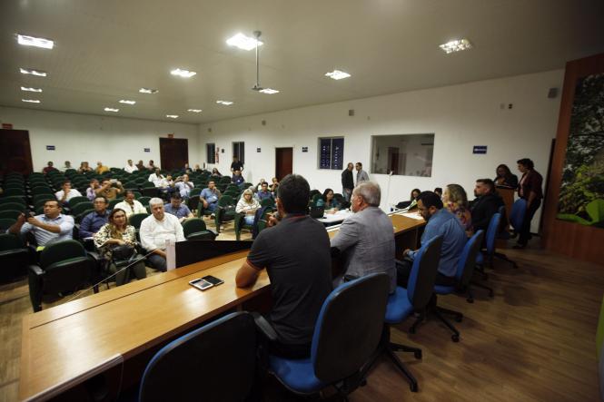 Técnicos e especialistas de instituições de pesquisas e órgãos fiscalizadores que integram o Programa Nacional de Erradicação da Mosca da Carambola participaram, na manhã desta quarta-feira (23), de uma reunião técnica no auditório da Embrapa. O objetivo do encontro era traçar um plano de ação integrado para o combate e erradicação da praga da Mosca da Carambola no Estado do Pará. 

FOTO: FERNANDO ARAÚJO/AG. PARÁ
DATA: 23.01.2019
BELÉM - PÁRÁ <div class='credito_fotos'>Foto: Fernando Araújo/Ag. Pará   |   <a href='/midias/2019/originais/0c4af6d0-4c7e-48d8-acc7-649cb9e8de0c.jpg' download><i class='fa-solid fa-download'></i> Download</a></div>