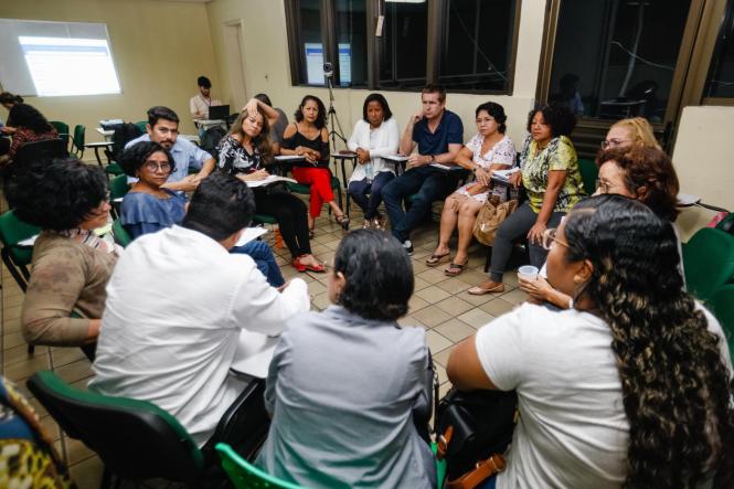 Desde a última segunda-feira (15), a Secretaria de Estado de Planejamento (Seplan) ouve técnicos e gestores dos órgãos da administração estadual, direta e indireta, visando à elaboração do Plano Plurianual (PPA) do período 2020-2023. Os encontros fazem parte das Oficinas Regionalizadas Temáticas, que discutem os principais investimentos e ações destinados ao desenvolvimento de todas as 12 regiões de Integração do Pará. Nesta quarta-feira (17) foram apresentados os cenários socioeconômicos e ambientais, além de avaliadas as possíveis melhorias, para as regiões de Integração (RI) Guamá e Guajará, que juntas integram 20 municípios paraenses.

FOTO: MAYCON NUNES / AGÊNCIA PARÁ
DATA: 17.04.2019
BELÉM - PARÁ <div class='credito_fotos'>Foto: Maycon Nunes / Ag. Pará   |   <a href='/midias/2019/originais/0c73fd71-4e54-4c80-9942-56dca5c14ccc.jpg' download><i class='fa-solid fa-download'></i> Download</a></div>