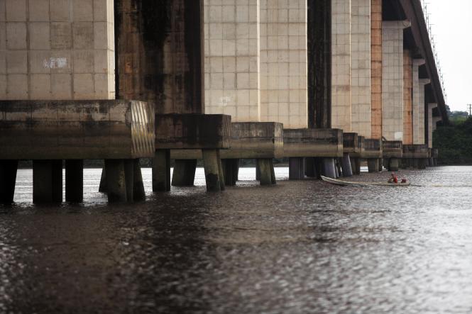 A Secretaria de Estado de Transportes (Setran) iniciou, nesta quarta-feira (6), a manutenção preventiva da ponte Rio Guamá, situada na Alça Viária (PA-483). A estrutura é a última do complexo de quatro de pontes no sentido Moju-Belém, capital do estado do Pará.

FOTO: MAYCON NUNES / AG. PARÁ
DATA: 06.02.2019
MOJU - PARÁ <div class='credito_fotos'>Foto: Maycon Nunes / Ag. Pará   |   <a href='/midias/2019/originais/0c8163e4-c627-41a7-a2c7-b8fd2a054e21.jpg' download><i class='fa-solid fa-download'></i> Download</a></div>
