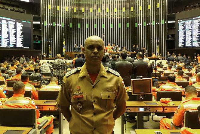 Após brava e exemplar atuação no socorro e resgate de vítimas da tragédia ocorrida em Brumadinho, em Minas Gerais, no dia 25 de janeiro, integrantes da corporação do Corpo de Bombeiros Militar do Pará (CBM-PA) foram homenageados pela Câmara dos Deputados Federais, em Brasília. A sessão solene que os prestigiou foi realizada no Plenário Ulysses Guimarães, na última quinta-feira (14).

FOTO: ASCOM / CBMPA
DATA: 16.03.2019
BRASÍLIA - DF <div class='credito_fotos'>Foto: ASCOM / CBMPA   |   <a href='/midias/2019/originais/0caec82c-9e5b-4601-8c3b-5ba1a80be096.jpg' download><i class='fa-solid fa-download'></i> Download</a></div>