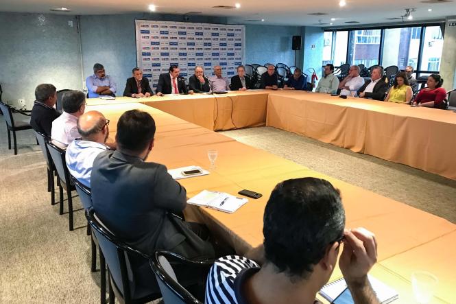 O secretário de Transportes do Estado, Pádua Andrade, esteve reunido nesta terça-feira, 12, com representantes do setor produtivo paraense na sede da Federação das Indústrias do Estado do Pará (Fiepa). O encontro, que reuniu empresários de vários segmentos da indústria, teve a frente o vice-presidente da Fiepa, José Maria Mendonça. Também estiveram presentes, Lutfala Bitar, presidente da Companhia de Desenvolvimento Econômico (Codec), Eduardo Ribeiro, coordenador do Núcleo de Gerenciamento do Transporte Metropolitano (NGTM), João Bosco Lobo, secretário-adjunto da Setran, empresários de vários segmentos dos distritos industriais de Icoaraci, Ananindeua, Marabá e Barcarena, representantes da Universidade Federal do Pará (UFPA) e da Superintendência do Desenvolvimento da Amazônia (Sudam), entre outros.  

FOTO: DIVULGAÇÃO
DATA: 12.03.2019
BELÉM - PA <div class='credito_fotos'>Foto: Divulgação   |   <a href='/midias/2019/originais/0ccce1da-afc6-458e-9f55-eee5c86fbd9b.jpg' download><i class='fa-solid fa-download'></i> Download</a></div>