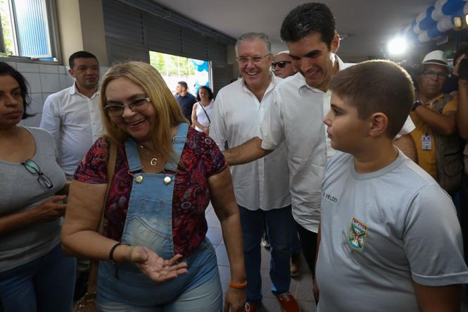 O governador Helder Barbalho e o secretário de Estado de Saúde, Alberto Beltrame, participaram do Dia D de Mobilização da Campanha de Vacinação contra a Gripe, que acontece neste sábado (4), até às 17h, em todas as unidades de saúde dos 144 municípios do Pará.

FOTO: WAGNER SANTANA / AG. PARÁ
DATA: 04.05.2019
BELÉM - PARÁ <div class='credito_fotos'>Foto: Wagner Santana / Ag. Pará   |   <a href='/midias/2019/originais/0ce11632-45b6-4d64-8a80-c4d071f745f9.jpg' download><i class='fa-solid fa-download'></i> Download</a></div>