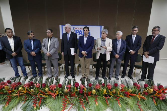 "Não há uma cidade que não apresente na sua pauta o pedido de melhoria nas escolas. Nós temos que ir além da educação infantil, fundamental e de ensino médio. É preciso ir além, para valorizar o futuro educacional dos jovens", afirmou o governador Helder Barbalho, durante o lançamento do Programa Bolsa Pará nesta quinta-feira (4), em Marabá, na programação do “Governo Por Todo Pará”.

FOTO: MARCELO SEABRA / AGENCIA PARA
DATA: 04.04.2019
MARABA - PARA <div class='credito_fotos'>Foto: Marcelo Seabra / Ag. Pará   |   <a href='/midias/2019/originais/0ce70b01-06c1-4a76-9d46-cdcd0a9ca56b.jpg' download><i class='fa-solid fa-download'></i> Download</a></div>