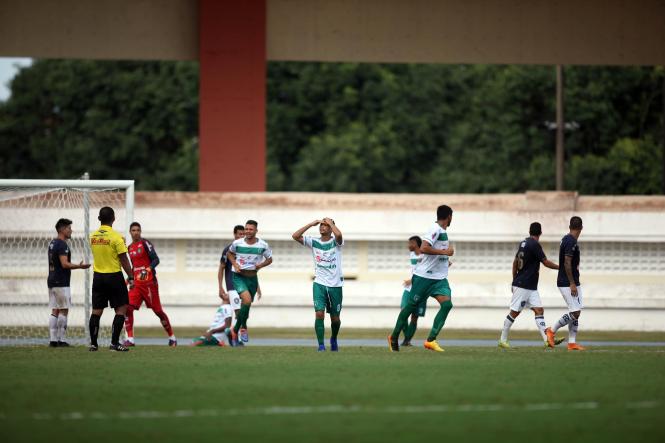 Tranquilidade e muita comemoração marcaram a reabertura do Estádio Estadual Jornalista Edgar Augusto Proença - Mangueirão na tarde deste domingo (3). A vitória do Remo contra o Tapajós, por 1x0, em jogo referente à primeira rodada do Parazão, foi acompanhada de perto por 19,2 mil torcedores, e dentre eles, muitas crianças acompanhadas pelos pais e familiares. 

FOTO: THIAGO GOMES/AG. PARÁ
DATA: 03.02.2019 
BELÉM - PARÁ <div class='credito_fotos'>Foto: Thiago Gomes /Ag. Pará   |   <a href='/midias/2019/originais/0cefea79-bdbe-456f-900a-684affa0cfd2.jpg' download><i class='fa-solid fa-download'></i> Download</a></div>