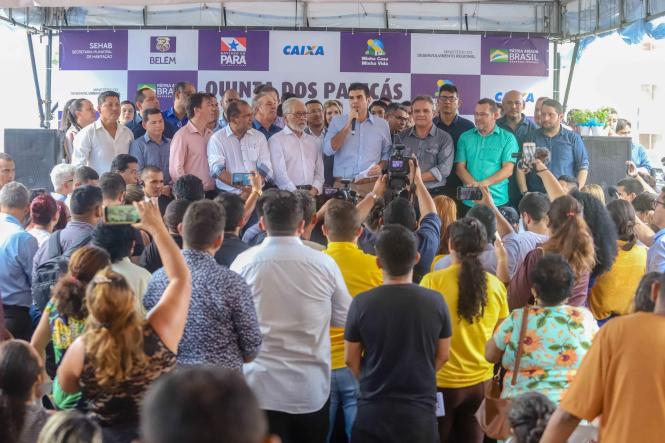 Na manhã desta sexta-feira (15), foi entregue à população o conjunto habitacional “Quinta dos Paricás”, no distrito de Icoaraci, em Belém. O governador do Estado, Helder Barbalho, o secretário nacional de habitação, Celso Toshiotmatsud e o prefeito municipal de Belém, Zenaldo Coutinho, estiveram presentes para fazer a entrega às famílias. Um empreendimento que teve um investimento de R$168 milhões de reais, todos do governo federal.

 FOTO: MARCO SANTOS / AGÊNCIA PARÁ
DATA: 15.03.2019
BELÉM - PA <div class='credito_fotos'>Foto: Marco Santos / Ag. Pará   |   <a href='/midias/2019/originais/0d16ae78-c687-4074-8d0a-629c993b4d58.jpg' download><i class='fa-solid fa-download'></i> Download</a></div>