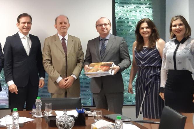 O Balanço Geral do Estado do Pará (BGE) de 2018, entregue nesta segunda (8), para análise do Tribunal de Contas do Estado (TCE), mostra que o Pará fechou o ano com déficit primário de R$ 1,432 bilhão e déficit orçamentário, resultado da diferença entre total de receitas e despesas, de R$ 587 milhões. Após a análise, o tribunal emitirá um parecer prévio e enviará à Assembleia Legislativa, para um parecer final, que será votado em plenária, para aprovação ou não das contas estaduais.

FOTO: ASCOM SEFA
DATA: 08.04.2019
BELÉM - PA <div class='credito_fotos'>Foto: ASCOM / SEFA   |   <a href='/midias/2019/originais/0d199e33-c72f-47ff-aaec-8dcae6778ae0.jpg' download><i class='fa-solid fa-download'></i> Download</a></div>