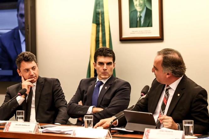 Na tarde desta terça-feira (9), o governador Helder Barbalho participa, em Brasília, de audiência pública que discutirá as “As ameaças de revogação da Lei Kandir e seus impactos para a economia brasileira." A reunião ordinária será na Comissão de Finanças e Tributação da Câmara dos Deputados. Participam do encontro ainda Renato Conchon, coordenador do núcleo econômico da CNA; Germano Stevens, diretor-geral da União Nacional dos Legisladores e Legislativos Estaduais; Rogério dos Santos Croscato, representante da Organização das Cooperativas Brasileiras.

FOTO: JAILSON SAM
DATA: 09.04.2019
BRASÍLIA - DF <div class='credito_fotos'>Foto: Jailson Sam / Divulgação   |   <a href='/midias/2019/originais/0d2d556d-0639-4860-86d4-9ce315701b6b.jpg' download><i class='fa-solid fa-download'></i> Download</a></div>