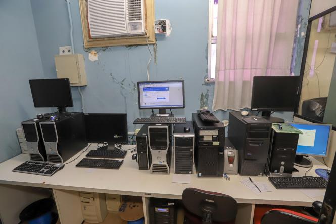 O governador do Estado e a primeira dama, Helder e Daniela Barbalho, consideraram inadequada e grave a situação estrutural e de atendimento do Hospital Ophir Loyola, durante visita na manhã desta terça-feira (12). A unidade de saúde é um centro de alta complexidade em oncologia no Pará e referência em neurocirurgia, nefrologia e transplantes. O hospital que realiza uma média de 3.500 atendimentos e de 325 internações mensais. Segundo Helder, que fez questão de estar presente para observar, ouvir e saber da realidade dos serviços de saúde para aqueles que necessitam do tratamento de combate ao câncer junto com seus familiares, a situação é dramática e inaceitável.

FOTO: MARCO SANTOS / AG. PARÁ
DATA: 12.02.2019
BELÉM - PARÁ <div class='credito_fotos'>Foto: Marco Santos / Ag. Pará   |   <a href='/midias/2019/originais/0d4e608c-207a-4663-b075-fe943725c380.jpg' download><i class='fa-solid fa-download'></i> Download</a></div>