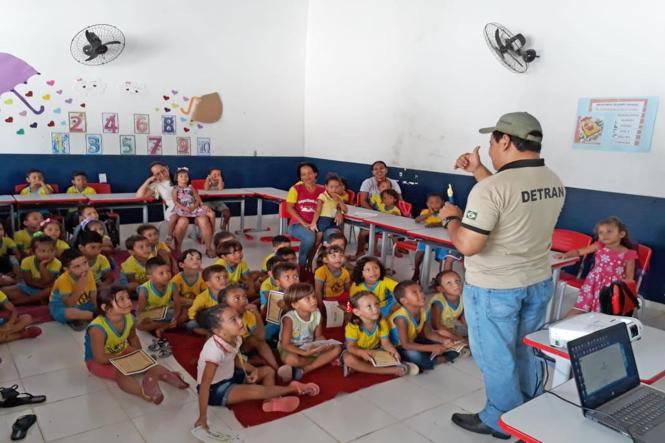 As ações de fiscalização do Departamento de Trânsito do Estado do Pará (Detran) para o feriado da Semana Santa já iniciam nesta quarta-feira (17), com um efetivo de cerca de 70 agentes atuando na operação. No controle de fluxo da entrada e saída da BR-316, para evitar engarrafamentos, 55 agentes se revezam na organização do trânsito no trecho que compreende a fiscalização do órgão.

FOTO: ASCOM / DETRAN
DATA: 16.04.2019
BELÉM - PARÁ <div class='credito_fotos'>Foto: ASCOM / DETRAN   |   <a href='/midias/2019/originais/0d5c6134-0785-43ef-be88-3c5edc4a7aed.jpg' download><i class='fa-solid fa-download'></i> Download</a></div>