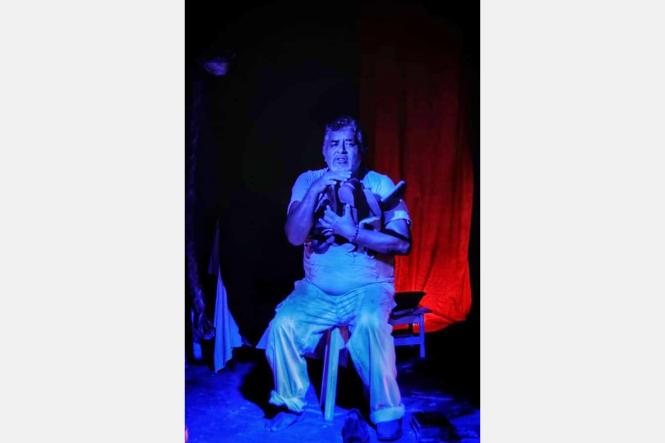 "Durante a vida toda eu tentei encontrar meu outro lado do sapato. E no final, descobri que não preciso do outro lado, porque tenho os pés livres". A frase inicia o espetáculo solo MUKT PAIER, que na língua indiana significa pés livres, que será apresentado hoje (28), às 19h, no Teatro Gosômetro, dentro da 1ª Mostra de Teatro "Nilza Maria", promovida pelo Governo do Pará, por meio da Secretaria de Estado de Cultura (Secult).

FOTO: ASCOM / SECULT
DATA: 28.03.2019
BELÉM - PA <div class='credito_fotos'>Foto: ASCOM / SECULT   |   <a href='/midias/2019/originais/0da75f5d-7687-40f2-a4b0-c1605e0b0088.jpg' download><i class='fa-solid fa-download'></i> Download</a></div>