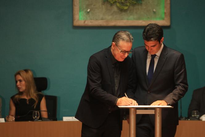 Na primeira manhã de trabalho do Governador Helder Barbalho, nesta quarta-feira (02), foi assinado ofício enviado ao Ministro da Justiça e Segurança Pública, Sérgio Fernando Moro, solicitando o emprego de 500 agentes da Força Nacional de Segurança Pública para imediato reforço do efetivo local e preservação da ordem pública. Helder ainda deu posse aos secretários, presidentes de instituições e diretores que fazem parte de sua equipe. Logo no inicio da manhã Helder Barbalho visitou as tropas da ação integrada da Secretaria de Estado de Segurança Pública (Segup) que leva o reforço da segurança para os bairros de Belém envolvendo cerca de 400 agentes. Durante a posse dos novos secretários (foto) o governador Helder Barbalho ressaltou a absoluta confiança nos nomeados cujas escolhas foram pautadas fundamentalmente por critérios técnicos e de acordo com a qualificação profissional de cada um deles. Para ele os critérios de escolha utilizados “permitirão um novo patamar de gestão ao Estado e que possamos o quanto antes fazer chegar à sociedade paraense as mudanças desejadas e reivindicadas por cada cidadão deste Estado”, comentou.

FOTO: CRISTINO MARTINS / AG. PARÁ
DATA: 02.01.2019
BELÉM - PARÁ <div class='credito_fotos'>Foto: Cristino Martins/Ag. Pará   |   <a href='/midias/2019/originais/0dedecdb-c746-40ca-ad77-6374351e6116.jpg' download><i class='fa-solid fa-download'></i> Download</a></div>