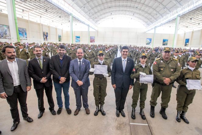 Durante dois dias, a cidade de Marabá, no Sudeste do Estado, esteve, mais uma vez, em destaque. A cidade sediou o I Encontro Regional de Educação e entregou a população 100 policiais militares, que a partir de hoje reforçarão a segurança do Estado. Nesta sexta-feira (03), no Centro de Convenções, ocorreu o encerramento do encontro e a solenidade de formatura dos novos soldados, que contou com a participação do governador do Estado, Helder Barbalho.

FOTO: MARCO SANTOS / AGÊNCIA PARÁ
DATA: 03.05.2019
BELÉM - PARÁ



 <div class='credito_fotos'>Foto: Marco Santos / Ag. Pará   |   <a href='/midias/2019/originais/0e10528f-77b2-422c-9172-23128ff9cadf.jpg' download><i class='fa-solid fa-download'></i> Download</a></div>