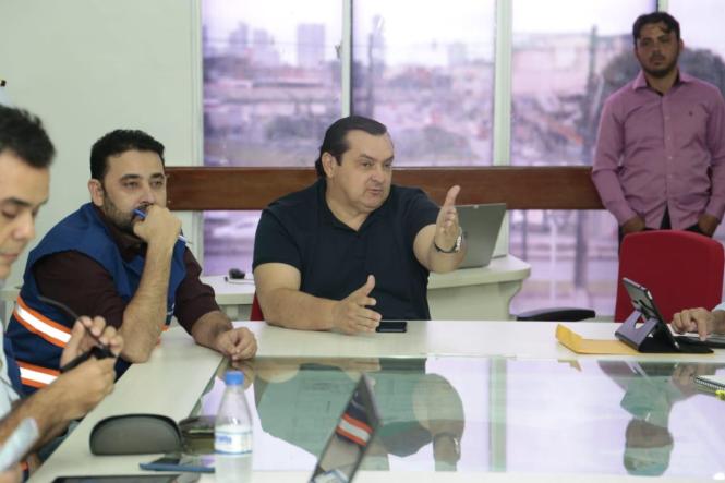 O Governo do Estado segue trabalhando para buscar maneiras de solucionar a questão do fluxo de cargas e passageiros, na capital e nos municípios atingidos pela queda de parte da ponte do Rio Moju. Neste domingo (14), representantes de vários órgãos envolvidos na ações emergenciais estiveram reunidos na sala de situação do Corpo de Bombeiros, em Belém, para conhecer alguns projetos apresentados como possíveis soluções ao problema de tráfego de veículos.

FOTO: RICARDO AMANAJÁS - AGÊNCIA PARÁ
DATA: 14.04.2019
BELÉM - PARÁ <div class='credito_fotos'>Foto: Ricardo Amanajás / Ag. Pará   |   <a href='/midias/2019/originais/0e282edf-0ef3-4a99-8e4f-9d2abb460dc4.jpg' download><i class='fa-solid fa-download'></i> Download</a></div>