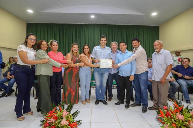 O governador do Pará, Helder Barbalho, e o vice-governador, Lúcio Vale, entregaram, no final da manhã deste sábado (16), 261 títulos de terra para produtores rurais de 18 municípios da região nordeste do Estado, reunidos na cidade de Moju. A solenidade ocorreu no Auditório Municipal Lourival Cristo, no Centro, na presença da prefeita Nilma Lima, vereadores, secretários de Estado, deputados estaduais, federais, e da população mojuense. 

FOTO: MARCO SANTOA / AGÊNCIA PARÁ
DATA: 16.03.2019
MOJU - PA <div class='credito_fotos'>Foto: Marco Santos / Ag. Pará   |   <a href='/midias/2019/originais/0e36fa7d-72f2-4698-b96a-0d78ce5f9268.jpg' download><i class='fa-solid fa-download'></i> Download</a></div>