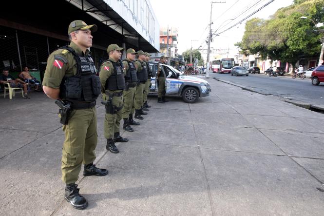 A feirante Lílian Monteiro, de 44 anos, há 5 tem uma barraca em uma feira no bairro do Guamá. Embora tenha a sorte de nunca ter sofrido um assalto na vida, ela reconhece que as chances de algo do tipo acontecer diminuem bastante quando há policiamento à vista. E reconhece ainda que a movimentação no entorno mudou sensivelmente depois que uma viatura passou a ficar de prontidão bem na esquina onde ela trabalha. . Essa maior tranquilidade que Lilian e boa parte da população já consegue sentir é fruto da operação Polícia Mais Forte, criada pelo Governo do Estado e operacionalizada pela Polícia Militar desde o dia 12 de janeiro, e que deve durar por tempo indeterminado. Diariamente - Na prática, são 180 PMs a mais nas ruas e outras 60 viaturas extras atuando em todos os bairros de Belém e região metropolitana. 

FOTO: RICARDO AMANAJÁS / AG. PARÁ
DATA: 04.02.2019
BELÉM - PARÁ <div class='credito_fotos'>Foto: Ricardo Amanajás / Ag. Pará   |   <a href='/midias/2019/originais/0e60eeb1-f40e-475e-b6b8-c98895e7feb7.jpg' download><i class='fa-solid fa-download'></i> Download</a></div>