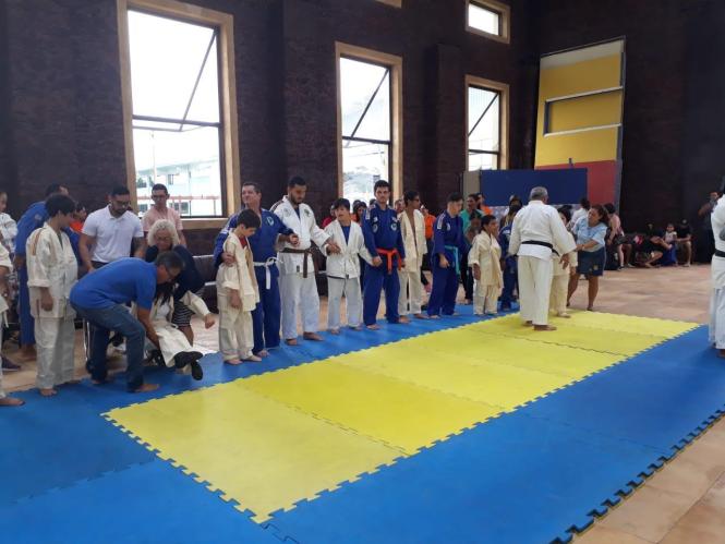 A solenidade realizada no auditório da instituição, contou com a presença do judoca Antônio Tenório, tetracampeão Paralímpico, medalhista de bronze em Londres e medalha de prata nas Paraolimpíadas do Rio 2016, que veio, especialmente, à capital paraense para celebrar mais essa inovação no atendimento a pessoa com deficiência .

FOTO: DIVULGAÇÃO
DATA: 23.03.2019
BELÉM - PARÁ <div class='credito_fotos'>Foto: Divulgação   |   <a href='/midias/2019/originais/0e6d9ada-0bca-48ed-aa5b-798a015a332b.jpg' download><i class='fa-solid fa-download'></i> Download</a></div>