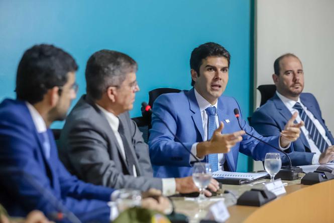 O general Guilherme Theophilo, titular da Secretaria Nacional de Segurança Pública (Senasp), desembarcou hoje ao Pará e apresentou ao governador Helder Barbalho e representantes dos órgãos do Sistema de Segurança Pública (SISP) o Programa Nacional de Enfrentamento à Criminalidade Violenta, que terá início nos próximos meses e, assim como ocorre no planejamento do governo do Pará, o programa federal também une o uso das forças policiais com ações de governo que efetivamente atuem no prevenção à criminalidade. A reunião teve ainda a participação de representantes dos poderes legislativos estadual e federal, e da Prefeitura de Ananindeua, um dos 7 municípios escolhidos pelo Governo Federal para receber o programa nacional.

FOTO: MARCO SANTOS / AGÊNCIA PARÁ
DATA: 07.03.2019
BELÉM - PA <div class='credito_fotos'>Foto: Marco Santos / Ag. Pará   |   <a href='/midias/2019/originais/0ebc2338-54c7-4a3d-ae56-c8b1ed3aab1c.jpg' download><i class='fa-solid fa-download'></i> Download</a></div>