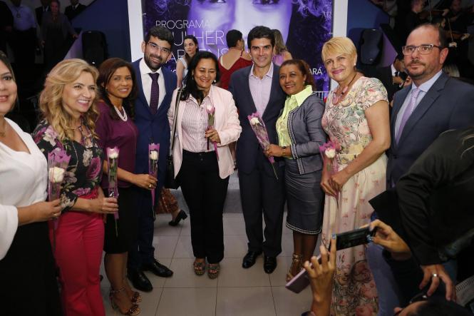 As mulheres paraenses contarão, durante todo o mês de março, com uma vasta programação promovida pelo Governo do Estado, voltada especificamente para elas. O programa “Mulher Paraense”, que reúne 85 iniciativas de órgãos estaduais em todas as regiões do Pará, pretende oferecer mais de sete mil atendimentos nas diferentes áreas de interesse do público feminino, como saúde, educação, oferta de crédito, empreendedorismo e garantia de direitos. O conjunto de ações integradas foi apresentado pelo governador do Estado, Helder Barbalho, no Palácio do Governo, na noite de sexta-feira (8), quando se comemorou o Dia Internacional da Mulher.

FOTO: MARCELO SEABRA / AGÊNCIA PARÁ
DATA: 09.03.2019
BELÉM - PARÁ <div class='credito_fotos'>Foto: Marcelo Seabra / Ag. Pará   |   <a href='/midias/2019/originais/0ec6ce4c-8b91-4a83-8021-41ab6094f55a.jpg' download><i class='fa-solid fa-download'></i> Download</a></div>