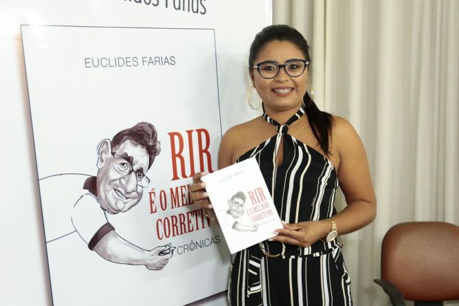 O lançamento do livro póstumo “Rir é o melhor corretivo”, do jornalista Euclides Farias, que morreu em agosto do ano passado prestes a completar 60 anos, movimentou a Casa da Linguagem, em Belém, na noite desta quarta-feira (8). A obra reúne 45 crônicas. O evento teve ainda um show de MPB com o percussionista Paulinho Assumpção e Banda, e a exposição das ilustrações da obra, de autoria do cartunista J. Bosco Azevedo, e de fotografias que Euclides Farias produziu por hobby.

FOTO: RICARDO AMANAJÁS / AGÊNCIA PARÁ
DATA: 09.05.2019
BELÉM - PARÁ <div class='credito_fotos'>Foto: Ricardo Amanajás / Ag. Pará   |   <a href='/midias/2019/originais/0ed046a5-5c72-40a9-81ed-5e42258d5879.jpg' download><i class='fa-solid fa-download'></i> Download</a></div>