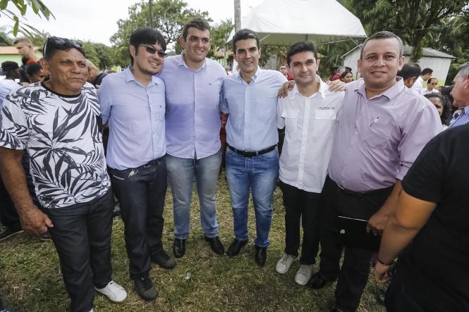Quase 200 famílias serão beneficiadas, direta e indiretamente, com a abertura da agroindústria de beneficiamento de frutas na comunidade de Vila São Manoel, na zona rural de Moju, no nordeste paraense. A inauguração aconteceu neste sábado (16), e contou com a presença do governador do Estado, Helder Barbalho, e da prefeita do município, Nilma Lima.

FOTO: MARCELO SEABRA / AGÊNCIA PARÁ
DATA: 16.03.2019
MOJU - PA <div class='credito_fotos'>Foto: Marcelo Seabra / Ag. Pará   |   <a href='/midias/2019/originais/0ef69743-7196-4ebb-a1b5-e2ea26a28349.jpg' download><i class='fa-solid fa-download'></i> Download</a></div>