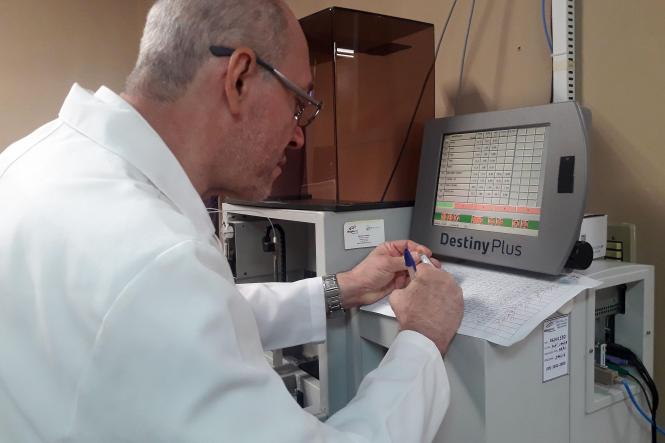 Pelo oitavo ano consecutivo, o Centro de Análises Clínicas (SAC) do Hospital Ophir Loyola foi classificado como excelente nas determinações das amostras-controle do ensaio de proficiência, pelo Programa Nacional de Controle de Qualidade (PNCQ). O Centro alcançou 91,94% dos resultados esperados em 12 meses.

FOTO: ASCOM HOL
DATA: 30.01.2019
BELÉM - PARÁ
 <div class='credito_fotos'>Foto: ASCOM HOL   |   <a href='/midias/2019/originais/0ef71cdf-a80c-4ecc-8b3b-7ac1af97f65b.jpg' download><i class='fa-solid fa-download'></i> Download</a></div>