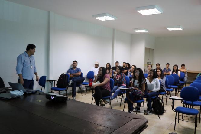 Estudantes do curso de Engenharia Florestal da Universidade Federal Rural da Amazônia (UFRA) em Parauapebas vieram ao Instituto de Desenvolvimento Florestal e da Biodiversidade (Ideflor-bio), nesta quarta-feira (6), para uma palestra sobre Sistemas Agroflorestais. Os SAFs, como são conhecidos, constituem uma das estratégias utilizadas pelo Instituto nos projetos de recomposição florestal de áreas alteradas ao longo do território paraense.

FOTO: ASCOM IDEFLOR
DATA: 06.02.2019
PARAUAPEBAS - PARÁ <div class='credito_fotos'>Foto: Ascom Ideflor   |   <a href='/midias/2019/originais/0efa697f-6f55-4716-ab2d-7229598aef2f.jpg' download><i class='fa-solid fa-download'></i> Download</a></div>