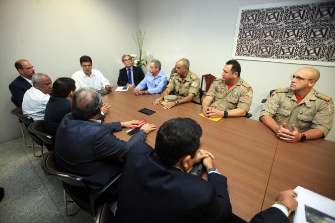 Na tarde da última sexta, o governador Helder Barbalho reuniu com a Federação Paraense de Futebol e os representantes dos órgãos de segurança pública no gabinete do governo e garantiu a reabertura do estádio, que logo voltará a sediar campeonatos de todas as modalidades. 

FOTO: THIAGO GOMES/AGÊNCIA PARÁ
DATA: 19.01.2019
BELÉM - PARÁ



 <div class='credito_fotos'>Foto: Thiago Araújo/Ag. Pará   |   <a href='/midias/2019/originais/0f1e24ea-4afd-4e67-b29a-6e579fafb682.jpg' download><i class='fa-solid fa-download'></i> Download</a></div>