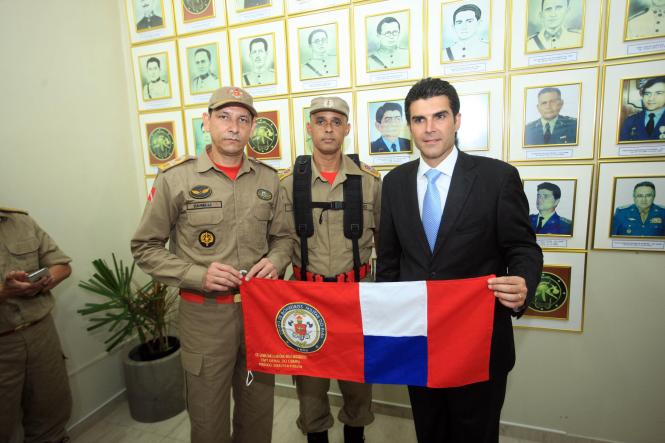 O governador Helder Barbalho empossou, na tarde desta sexta-feira (11), em Belém, o novo comandante-geral do Corpo de Bombeiros do Pará, Coronel QOBM Hayman Apolo Gomes de Souza, que também assumiu a coordenação da Defesa Civil Estadual. Até então, o Coronel Hayman – que tem 49 anos de idade e 26 anos de serviços prestados ao Corpo de Bombeiros – exercia a função de diretor de serviços técnicos da corporação.  

FOTO: THIAGO GOMES/ AG. PARÁ
DATA: 12.01.2019
BELÉM - PARÁ <div class='credito_fotos'>Foto: Thiago Gomes /Ag. Pará   |   <a href='/midias/2019/originais/0f37b9d9-a6fb-4612-b730-2b7b25309225.jpg' download><i class='fa-solid fa-download'></i> Download</a></div>