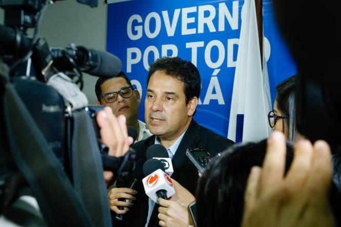 As obras nos filtros do Complexo Bolonha, responsável por 65% do abastecimento de toda a Região Metropolitana de Belém, seguem aceleradas para que o serviço seja 100% normalizado. Em coletiva realizada na tarde desta segunda-feira (15), a Compania de Saneamento do Pará (Cosanpa) informou que, além deste trabalho, outras obras de infraestrutura estão em execução. O objetivo principal é recuperar a produção de água nos 16 filtros do sistema, que funciona apenas com oito atualmente.

FOTO: JADER PAES / AGÊNCIA PARÁ
DATA: 15.04.2019
BELÉM - PARÁ <div class='credito_fotos'>Foto: JADER PAES / AGÊNCIA PA   |   <a href='/midias/2019/originais/0f4e1401-0c5a-4f53-b554-7ede575fd991.jpg' download><i class='fa-solid fa-download'></i> Download</a></div>