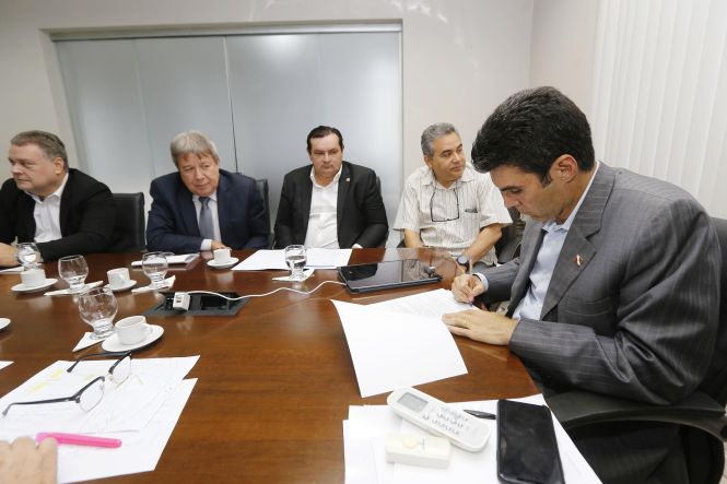 O Pará passa a contar, a partir de agora, com uma nova unidade administrativa da Polícia Civil que vai atuar diretamente no enfrentamento a todas as formas de corrupção no âmbito da administração pública no Estado. O decreto governamental que institui a Diretoria Estadual de Combate à Corrupção (Decor) já foi assinado pelo governador Helder Barbalho e deve ser publicado na edição desta terça-feira (7) do Diário Oficial do Estado (DOE).

FOTO: MARCELO SEABRA / AGÊNCIA PARÁ
DATA: 06.05.2019
BELÉM - PARÁ <div class='credito_fotos'>Foto: Marcelo Seabra / Ag. Pará   |   <a href='/midias/2019/originais/0f59afd3-acd8-41c3-8012-072a197dd3ff.jpg' download><i class='fa-solid fa-download'></i> Download</a></div>