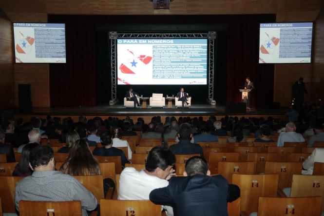 Durante a próxima missão do Programa Governo por Todo o Pará, que percorre Marabá e região entre os dias 2 e 5 de abril, será publicado o decreto permitindo a isenção de ICMS em 17% para a operação de ferro-gusa. A medida, que deve promover a abertura de 7 a 10 mil empregos imediatos, foi anunciada por Helder Barbalho durante o lançamento da 9ª edição do Anuário do Pará, na noite desta segunda-feira, 25, no teatro Maria Sylvia Nunes da Estação das Docas. 

FOTO: RICARDO AMANAJÁS / AGÊNCIA PARÁ
DATA: 26.03.2019
BELÉM - PARÁ <div class='credito_fotos'>Foto: Ricardo Amanajás / Ag. Pará   |   <a href='/midias/2019/originais/0f5d2a0e-2d99-4eed-8687-a0375d60a530.jpg' download><i class='fa-solid fa-download'></i> Download</a></div>