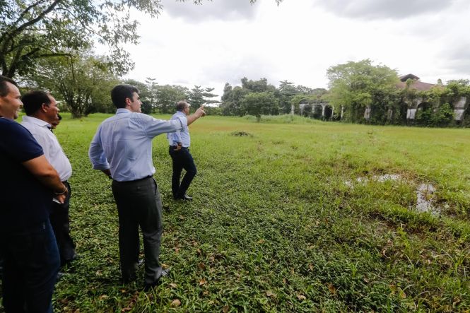 O município de Marituba, na Região Metropolitana de Belém (RMB), deverá ganhar, em breve, um complexo cultural, de lazer, turismo e negócios, a ser construído por meio de uma parceria entre a Prefeitura local e o governo do Estado. O primeiro passo para a implementação do projeto foi dado na tarde desta quarta-feira (17), quando o governo do Estado oficializou a cessão de uma área que pertencia à Empresa de Assistência Técnica e Extensão Rural do Estado (Emater-PA) para a gestão municipal. O ato contou com a participação do governador Helder Barbalho, de secretários estaduais e de representantes do município, que se reuniram no auditório da Emater, no KM-12 da Rodovia BR-316.

FOTO: MARCELO SEABRA ;/ AGÊNCIA PARÁ
DATA: 17.04.2019
MARITUBA - PARÁ <div class='credito_fotos'>Foto: Marcelo Seabra / Ag. Pará   |   <a href='/midias/2019/originais/0f6f46a2-b1df-42c6-a7c4-ff581580dbb2.jpg' download><i class='fa-solid fa-download'></i> Download</a></div>