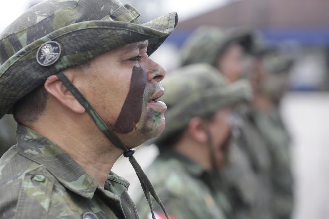 O patrono das Polícias Militares do Brasil, o alferes Joaquim José da Silva Xavier, o Tiradentes, foi homenageado na manhã desta segunda-feira (22), em Belém, em solenidade realizada na sede do Comando-Geral da Polícia Militar, localizado na Rodovia Augusto Montenegro. Presidindo a cerimônia, o governador do Estado, Helder Zaluth Barbalho, parabenizou os 569 policiais militares promovidos em 21 de Abril, e ressaltou os números alcançados nos três primeiros meses do ano, destacando como fator decisivo o esforço dos policiais militares e dos demais órgãos que integram o Sistema de Segurança Pública do Estado.

FOTO: MARCO SANTOS / AGÊNCIA PARÁ
DATA: 22.04.2019
BELÉM - PARÁ <div class='credito_fotos'>Foto: Marco Santos / Ag. Pará   |   <a href='/midias/2019/originais/0f9095ef-e2bf-42be-b0b9-71ee5d0074c5.jpg' download><i class='fa-solid fa-download'></i> Download</a></div>