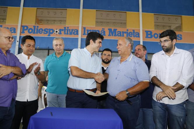 O município de Capanema, no nordeste paraense, deu um importante passo neste sábado (09) rumo à concretização da regularização fundiária urbana. O governador Helder Barbalho esteve na sede municipal para assinar o Decreto 2.056/18, que oficializa a entrega do título da área patrimonial do município à Prefeitura. Com isso, o Executivo municipal pode começar o processo de cadastramento dos imóveis, para posterior entrega dos títulos de posse aos proprietários. A expectativa da Prefeitura de Capanema é que o decreto permita a regularização de mais de 23 mil imóveis da área urbana e dos distritos de Tauari e Mirasselvas, o que representa uma abrangência de 80% da área do município.


FOTO: MARCELO SEABRA / AGÊNCIA PARÁ
DATA: 09.03.2019
CAPANEMA - PARÁ

 <div class='credito_fotos'>Foto: Marcelo Seabra / Ag. Pará   |   <a href='/midias/2019/originais/0f972e42-4e6c-4017-841e-c2a09aa411f6.jpg' download><i class='fa-solid fa-download'></i> Download</a></div>