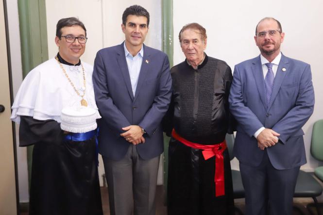 O governador do Estado do Pará, Helder Barbalho, juntamente com o vice Lúcio Vale, participou, na manhã desta quarta-feira (17), da entrega de outorga Doutor Honoris Causa, concedida pela Universidade Federal Rural da Amazônia (Ufra), a Anivaldo Vale. A cerimônia ocorreu na sede na universidade, como parte das comemorações dos 68 anos da instituição.

FOTO: MARCO SANTOS / AGÊNCIA PARÁ
DATA: 17.04.2019
BELÉM - PARÁ <div class='credito_fotos'>Foto: Marco Santos / Ag. Pará   |   <a href='/midias/2019/originais/0f9daf90-8f09-4382-8d83-33d33568c007.jpg' download><i class='fa-solid fa-download'></i> Download</a></div>