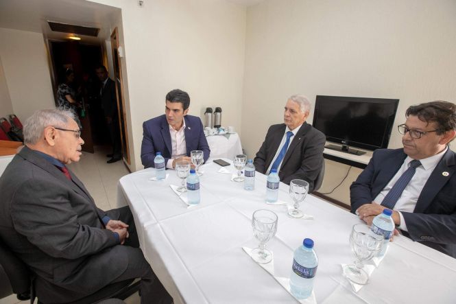 Durante agenda no Pará, nesta quarta (24) e quinta-feira (25), o secretário Especial de Assuntos Estratégicos da Presidência da República, o general reformado do Exército Maynard Marques de Santa Rosa, esteve com autoridades do Estado, membros da iniciativa privada, da academia e da sociedade civil para apresentar a minuta do decreto que irá criar o Grupo de Trabalho Interministerial (GTI) para o planejamento e execução do Programa Barão do Rio Branco (PBRB). Um dos compromissos foi o encontro com o governador Helder Barbalho, nesta quinta.

FOTO: MARCO SANTOS / AGÊNCIA PARÁ
DATA: 25.04.2019
BELÉM - PARÁ <div class='credito_fotos'>Foto: Marco Santos / Ag. Pará   |   <a href='/midias/2019/originais/0f9e6728-9924-40b3-a468-12db14f4559e.jpg' download><i class='fa-solid fa-download'></i> Download</a></div>