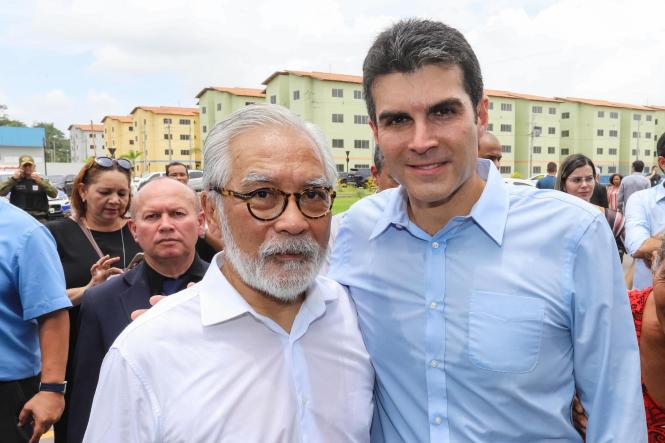 Na manhã desta sexta-feira (15), foi entregue à população o conjunto habitacional “Quinta dos Paricás”, no distrito de Icoaraci, em Belém. O governador do Estado, Helder Barbalho, o secretário nacional de habitação, Celso Toshiotmatsud e o prefeito municipal de Belém, Zenaldo Coutinho, estiveram presentes para fazer a entrega às famílias. Um empreendimento que teve um investimento de R$168 milhões de reais, todos do governo federal.

 FOTO: MARCO SANTOS / AGÊNCIA PARÁ
DATA: 15.03.2019
BELÉM - PA <div class='credito_fotos'>Foto: Marco Santos / Ag. Pará   |   <a href='/midias/2019/originais/0fffe37d-73f0-4e54-8f1b-0eb0e094408f.jpg' download><i class='fa-solid fa-download'></i> Download</a></div>
