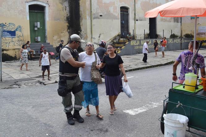 O Departamento de Trânsito do Estado do Pará (Detran) participou, na manhã desta quarta-feira (27), da Ação Social Integrada da Cidadania em comemoração aos 392 anos do Ver-o-Peso, uma realização do Governo do Estado do Pará. O órgão marcou presença por meio da sua Coordenadoria de Educação de Trânsito, orientando a população quanto à legislação e dando uma amostra do trabalho desenvolvido nas ruas.

FOTO: ASCOM / DETRAN
DATA: 27.03.2019
BELÉM - PA <div class='credito_fotos'>Foto: ASCOM / DETRAN   |   <a href='/midias/2019/originais/1003c26e-e3ae-4c82-a5ce-b01750fb3030.jpg' download><i class='fa-solid fa-download'></i> Download</a></div>