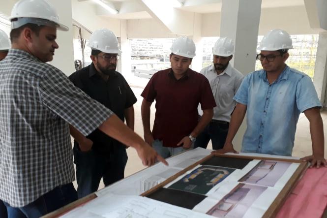 Nesta quinta-feira (31), o secretário regional de Governo do Baixo Amazonas, Henderson Pinto, realizou uma visita às obras do Ginásio Poliesportivo de Santarém, juntamente com a empresa responsável pela execução, e afirmou que as obras devem ser concluídas em até 120 dias.

FOTO: ASCOM CRGBA
DATA: 31.01.2019
SANTARÉM - PARÁ <div class='credito_fotos'>Foto: ASCOM CRG   |   <a href='/midias/2019/originais/102789e4-ffa5-4e82-94f8-4b9de233c074.jpg' download><i class='fa-solid fa-download'></i> Download</a></div>