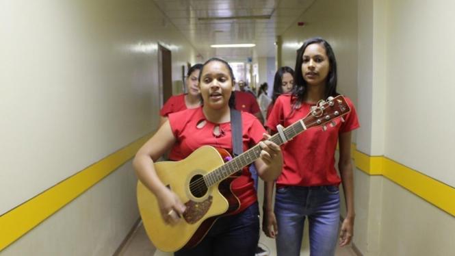 Uma parceria com a Igreja  Assembleia de Deus Plenitude e o Grupo de Trabalho de Humanização (GTH) do Hospital Geral de Tailândia (HGT) leva música e reflexões aos colaboradores, usuários e acompanhantes, por meio do projeto “Projeto Docinho Musical”, visando valorização das relações interpessoais e o respeito mútuo, incentivando a cultura da paz no ambiente hospitalar. <div class='credito_fotos'>Foto: ASCOM HGT TAILÂNDIA   |   <a href='/midias/2019/originais/10384eb9-728d-40d1-9c3a-0e0a73417f89.jpg' download><i class='fa-solid fa-download'></i> Download</a></div>