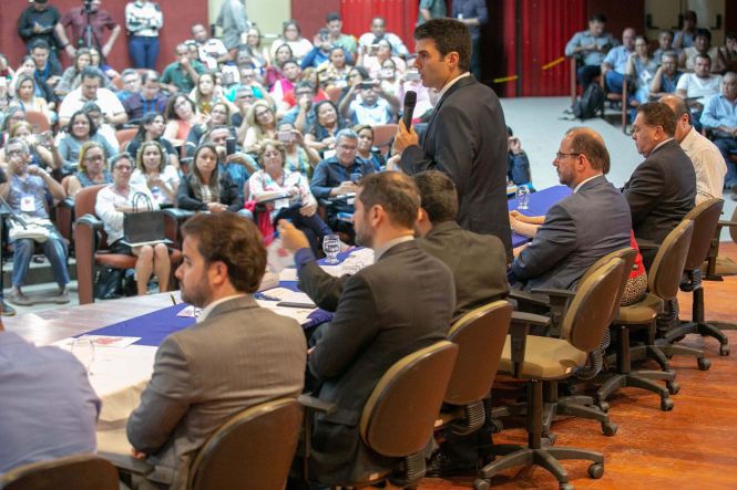 Durante dois dias, a cidade de Marabá, no Sudeste do Estado, esteve, mais uma vez, em destaque. A cidade sediou o I Encontro Regional de Educação e entregou a população 100 policiais militares, que a partir de hoje reforçarão a segurança do Estado. Nesta sexta-feira (03), no Centro de Convenções, ocorreu o encerramento do encontro e a solenidade de formatura dos novos soldados, que contou com a participação do governador do Estado, Helder Barbalho.

FOTO: MARCO SANTOS / AGÊNCIA PARÁ
DATA: 03.05.2019
BELÉM - PARÁ



 <div class='credito_fotos'>Foto: Marco Santos / Ag. Pará   |   <a href='/midias/2019/originais/1052316d-595a-4f35-a8a0-4deebc487f27.jpg' download><i class='fa-solid fa-download'></i> Download</a></div>