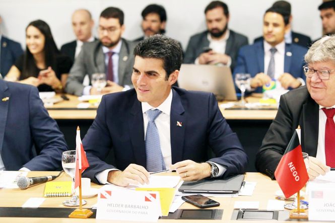 O governador do Pará, Helder Barbalho, participa, durante toda esta terça-feira (23), em Brasília, do Fórum de Governadores, que está na quarta edição. O evento reúne os chefes do Executivo de todas as unidades da Federação e tem como objetivo discutir e alinhar ações em prol dos estados.

FOTO: JAILSON SAM / DIVULGAÇÃO
DATA: 23.04.2019
BRASÍLIA - DF <div class='credito_fotos'>Foto: Jailson Sam / Divulgação   |   <a href='/midias/2019/originais/1061e6e1-5d18-428d-9999-931f7fc8a23c.jpg' download><i class='fa-solid fa-download'></i> Download</a></div>