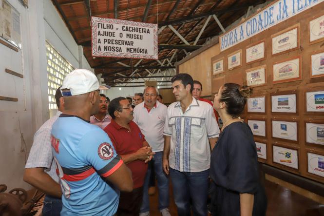 Depois de passar por Salvaterra e Soure, no Marajó, o governador Helder Barbalho foi até o município de Cachoeira do Arari, onde ocorria, neste domingo (20), a festividade de São Sebastião, considerado como o padroeiro dos vaqueiros do Marajó. No local, o governador visitou, acompanhado pelo prefeito Jaime Barbosa, secretários de Estado e deputados estaduais e federais, o Museu do Marajó, fechado para o público desde dezembro do ano passado por conta de problemas apontados pelo Corpo de Bombeiros. Lá, o chefe do Executivo Estadual assinou um protocolo de intenções com a prefeitura municipal e a presidência do Museu do Marajó, para viabilizar a adequação e recuperação do imóvel que abriga a instituição.

FOTO: MARCO SANTOS/AGÊNCIA PARÁ
DATA; 20.01.2019
CACHOEIRA DO ARARI - PARÁ <div class='credito_fotos'>Foto: Marco Santos / Ag. Pará   |   <a href='/midias/2019/originais/10695f0c-d9c9-4339-820b-fd065d71f431.jpg' download><i class='fa-solid fa-download'></i> Download</a></div>