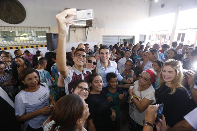 A Escola Estadual de Ensino Fundamental e Médio Madre Imaculada, em Santarém, transformou-se em um grande centro de serviços direcionados à população nesta quinta-feira (21). É que hoje foi dia da Ação Cidadania do Programa ParáPaz, que faz parte da programação do Governo Por Todo o Pará. 

FOTO: MARCO SANTOS / AGÊNCIA PARÁ
DATA: 21.03.2019
SANTARÉM - PA <div class='credito_fotos'>Foto: Marco Santos / Ag. Pará   |   <a href='/midias/2019/originais/109bc561-8958-4ad8-86c3-cfcca305fcb1.jpg' download><i class='fa-solid fa-download'></i> Download</a></div>