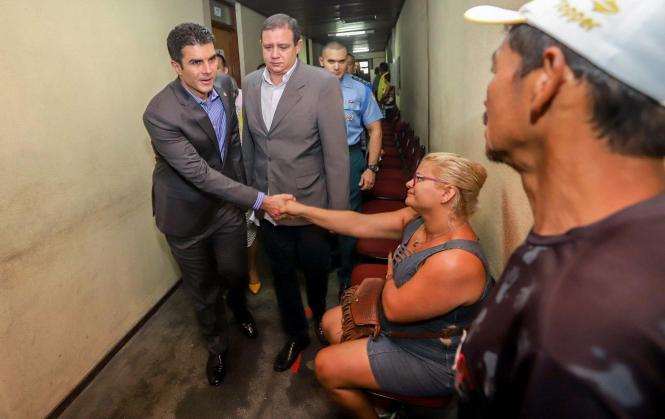 Na manhã desta terça-feira (16), o governador Helder Barbalho esteve na sede da Companhia de Habitação do Pará (Cohab), para participar, junto com o presidente do órgão, José Scaff Filho, das comemorações pelos 54 anos da instituição. Durante a programação foram entregues 54 cheques moradia e realizada a assinatura simbólica de 200 títulos de regularização fundiária.

FOTO: MARCO SANTOS / AGÊNCIA PARÁ
DATA: 16.04.2019
BELÉM - PARÁ <div class='credito_fotos'>Foto: Marco Santos / Ag. Pará   |   <a href='/midias/2019/originais/10ec4734-e49f-47fd-92f3-da163e192482.jpg' download><i class='fa-solid fa-download'></i> Download</a></div>