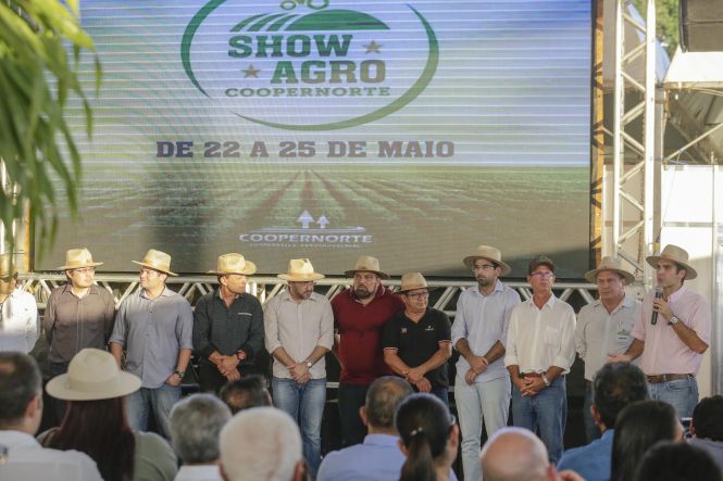 Os moradores de Paragominas contam agora com um núcleo regional da Secretaria de Estado de Justiça e Direitos Humanos (Sejudh), para emissão gratuita das Carteiras de Identidade e Trabalho. O Polo que foi inaugurado nesta sexta-feira (24), contou com a presença do Governador do Estado do Pará, Helder Barbalho, do Prefeito municipal de Paragominas, Paulo Tocantins e diversas autoridades estaduais e municipais. Ainda no município, o chefe do poder executivo visitou a feira de agronegócios Show Agro.

FOTO: MARCO SANTOS / AGÊNCIA PARÁ
DATA: 24.05.2019
PARAGOMINAS - PARÁ <div class='credito_fotos'>Foto: Marco Santos / Ag. Pará   |   <a href='/midias/2019/originais/10f33883-6be7-4787-a956-5364ba6b773a.jpg' download><i class='fa-solid fa-download'></i> Download</a></div>