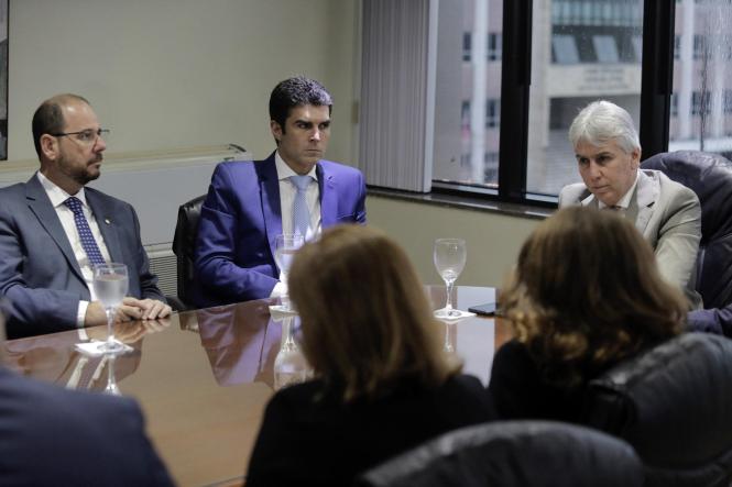 Políticas públicas para as áreas da economia, meio ambiente e segurança pública. Estas foram as principais pautas tratadas, no final da manhã desta terça-feira (5), na audiência entre o procurador-geral de Justiça do Pará, Gilberto Martins, e o governador do Estado, Helder Barbalho. Eles se reuniram no gabinete da Procuradoria-Geral de Justiça, em Belém, durante visita de cortesia do chefe do Executivo ao órgão ministerial.

FOTO: MARCO SANTOS / AG. PARÁ
DATA: 05.02.2019
BELÉM - PARÁ <div class='credito_fotos'>Foto: Marco Santos / Ag. Pará   |   <a href='/midias/2019/originais/10f8365f-1d02-47c8-bd66-7be5895034fe.jpg' download><i class='fa-solid fa-download'></i> Download</a></div>